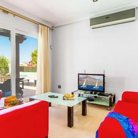 Βίλα In Playa Blanca Sleeps 8 Includes Swimming Pool Air Con And Wifi 9